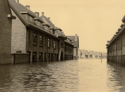 24286 Tweede Wereldoorlog. De Arbeidstraat met daarachter de Ridderspoorlaan na de inundatie van oktober 1944. ...