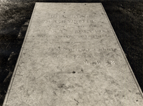 24296 Grafsteen op het graf van Willem van der Os in het plantsoen tegen over de Sottegemstraat aan de Koudekerkseweg. ...