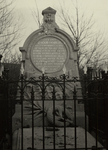 24306 Het graf van Jacob Hobein op de Oude begraafplaats aan de Koudekerkseweg. Het gedenkteken werd onthuld op 8 mei ...
