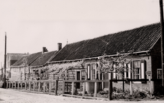 24342 Rechterhuis van Wielemaker ( voormalige melkboer). Links van H. Aarnoutse