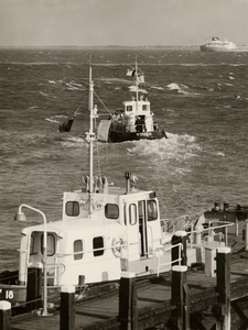 24379 Belgische loodsboot onderweg naar tanker, op de rede van Vlissingen, voor beloodsing. Op de voorgrond het ...