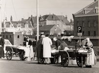 24396 Traditionele verkoop van verse zeevis aan landwagens op de Nieuwendijk bij de Vissershaven