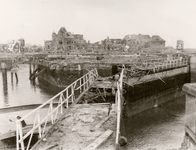 24434 Tweede Wereldoorlog. Verwoeste sluizen, station en kantoor Stoomvaartmij. Zeeland na de bevrijding
