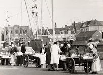 24549 Verse visverkoop op de Nieuwendijk bij de Vissershaven. Op de achtergrond links het belastingkantoor aan de Zeilmarkt