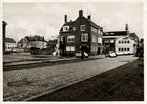 24595 Gedeelte Grote Markt en Breestraat. Tussen het huis midden en het witte gebouwtje rechts het nieuwe politiebureau ...