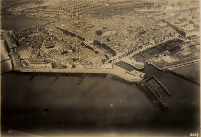 24598 Luchtfoto van Vlissingen met de boulevards, de oude havens en de binnenstad