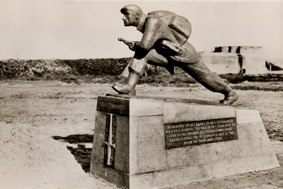 24604 Monument voor het 4e Commando, opgericht op de plek waar dit commando op 1 nov. 1944 landde. Het werd op 31 mei ...