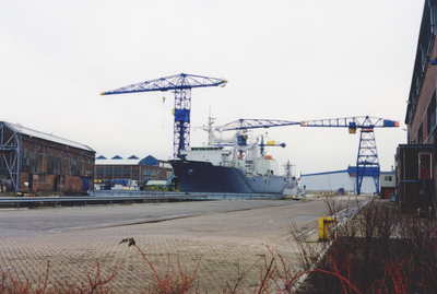 24669 Kon. Scheldegroep, marinebevoorradingsschip Amsterdam. Het schip (116 meter lang en 22 meter breed wordt door de ...