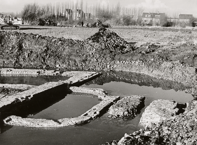 24707 De opgegraven funderingen van het Kasteel Aldegonde in West-Souburg. De ingang en twee pijlers van de brug