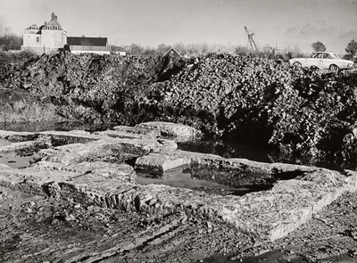 24709 De opgegraven funderingen van het Kasteel Aldegonde in West-Souburg. De poort en brug van de andere zijde