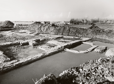 24710 De opgegraven funderingen van het Kasteel Aldegonde in West-Souburg. De voorzijde met poort en brug
