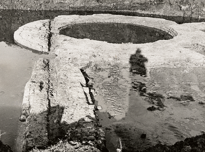 24713 De opgegraven funderingen van het Kasteel Aldegonde in West-Souburg. Fundatie hoektoren achterzijde