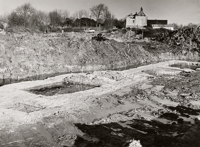 24716 De opgegraven funderingen van het Kasteel Aldegonde in West-Souburg. De rechter-zijgevel van binnenuit gezien