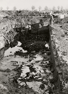 24719 De opgegraven funderingen van het Kasteel Aldegonde in West-Souburg. Zijgevel van het achtergedeelte met ...