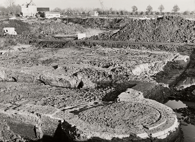 24721 De opgegraven funderingen van het Kasteel Aldegonde in West-Souburg. Op de voorgrond de hoektoren van het ...