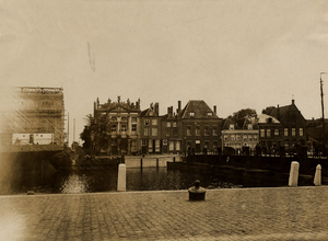 24732 Het Beeldenhuis, in 1730 door Jan Westerwijk (schepen en raad der Stad) gebouwd aan de Dokkade. In 1930 is het ...