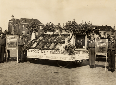 24745 Foto van de verkoop te Leiden van een wagen fruit in het kader van de actie 'Leiden helpt Vlissingen' na de ...