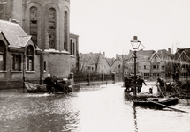 24764 Tweede Wereldoorlog. Brouwenaarstraat met links de R.K. Kerk en op de achtergrond de Schuitvaartgracht