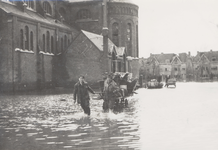 24765 Tweede Wereldoorlog. Brouwenaarstraat met links de R.K. Kerk en op de achtergrond de Schuitvaartgracht. Links J. ...
