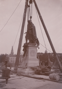 24786 Verplaatsing van het standbeeld van M.A. de Ruyter van het De Ruyterplein naar het Keizersbolwerk op Boulevard de ...