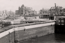 24816 Tweede Wereldoorlog. Verwoestingen aan de zeesluizen bij de Buitenhaven van Vlissingen. Op de achtergrond het ...