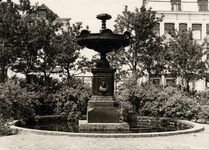24841 Fontein op het Bellamypark. Dit gedenkteken voor Elizabeth Wolff en Agatha Deken werd 24-7-1884 op het Betje ...
