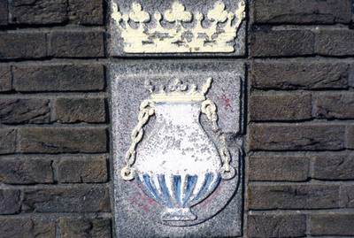 24930 Steen met het Vlissingse wapen 'de Fles' in de Woelderenbank aan de Badhuisstraat.