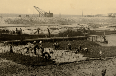 24932 Tweede Wereldoorlog. Werkzaamheden aan de dichting van het gat in de Nolledijk in 1945