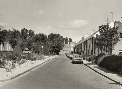 25051 De Joost de Moorstraat gezien in de richting van de Hogeweg. Links een gebouwtje behorend bij het ziekenhuis ...