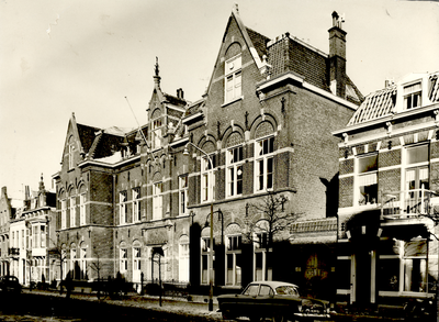 25072 Het Burger Weeshuis in de Badhuisstraat, in gebruik genomen in 1901. Daarvoor was het Burger Weeshuis gevestigd ...