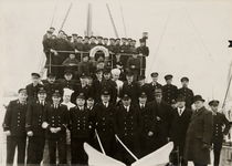 25076 Groepsfoto van de bemanning van de veerboot (mailboot) Prinses Juliana van de Stoomvaart Maatschappij Zeeland