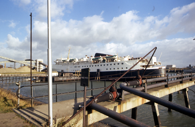 25098 Gezicht op de Buitenhaven. In de haven ligt de veerboot Koningin Wilhelmina van de Stoomvaartmij. Zeeland