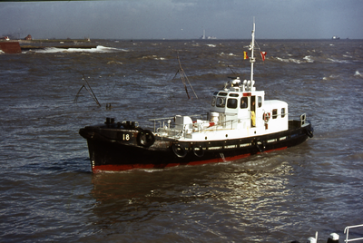 25120 Loodsboot no.18 van het Belgische Loodswezen vaart de Voorhaven binnen.