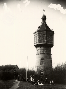 25128 De watertoren aan de Badhuisstraat, daterend van 1894, gezien vanaf de Kommedijk