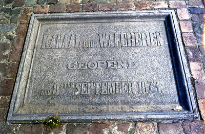 25141 Herdenkingssteen nabij de Buitenhaven met opschrift: 'Kanaal door Walcheren geopend den 8sten september 1873.'