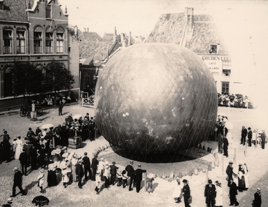 25147 Het oplaten van de luchtballon op de Grote Markt, ter gelegenheid van de verjaardag van Koningin Wilhelmina. De ...