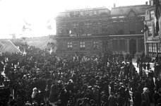 25152 Mensenmassa op het Beursplein, ter gelegenheid van de plaatsing van de kanonnen bij het standbeeld van M.A. de Ruyter?