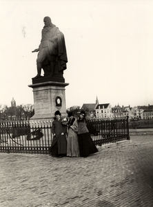 25165 Het standbeeld van M.A. de Ruyter op het Keizersbolwerk op Boulevard de Ruyter. Onthuld in 1841 op het De ...