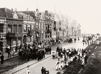 25167 Brandweeroefening in de Coosje Buskenstraat in Vlissingen. Men ziet nog de oude handpompen