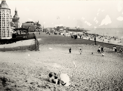 25203 Boulevard Evertsen met rechts het badstrand en links het Grand Hotel des Bains