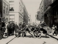 25216 P.J. van Goethem uit Middelburg met de hondenkar in de Noordstraat te Vlissingen