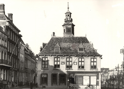 25219 In 1540 werd de nieuwe Beurs op het Beursplein gebouwd. In 1881 werd de Beurs door de Gemeente aan een particu- ...