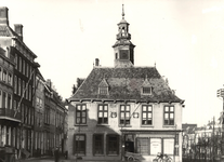 25219 In 1540 werd de nieuwe Beurs op het Beursplein gebouwd. In 1881 werd de Beurs door de Gemeente aan een particu- ...