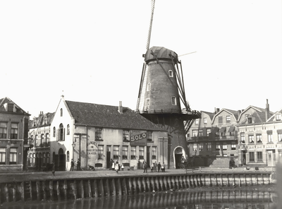 25224 De molen aan de Kaaskade, gebouwd in 1820, gedeeltelijk gesloopt in 1905. Links de Kaaskadestraat. De Lange ...