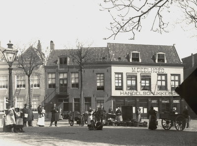 25226 De Oude Markt met de drukkerij van Geelhoed metu uiterst rechts de Vrouwestraat