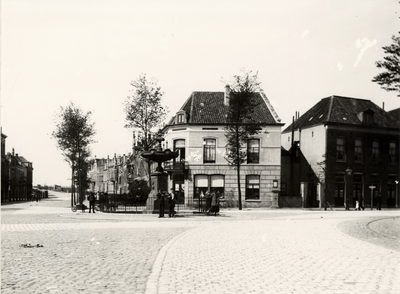 25230 Het Betje Wolffplein met de fontein van Elisabeth Wolff en Agatha Deken. Dit gedenkteken werd op 24-7-1884 ...