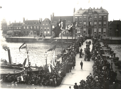 25245 De Houtkade met rechts het stadhuis (Van Dishoeckhuis) en de van 1899 daterende schipbrug