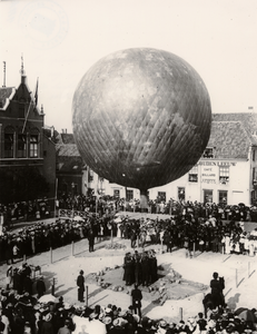 25250 Het oplaten van de luchtballon op de Grote Markt, ter gelegenheid van de verjaardag van Koningin Wilhelmina. De ...