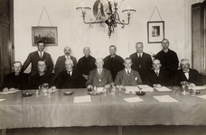 25301 De gemeenteraad van Oost- en West-Souburg 1927-1931. Zittend van l. naar r.: N. Cijsouw, S. de Pagter, A. Melis ...