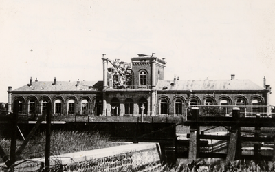 25343 Tweede Wereldoorlog. Het voormalige station aan het kanaal door Walcheren bij de keersluis. In de oorlog verwoest ...